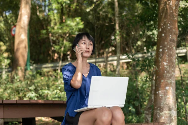 Frau arbeitet im Freien — Stockfoto