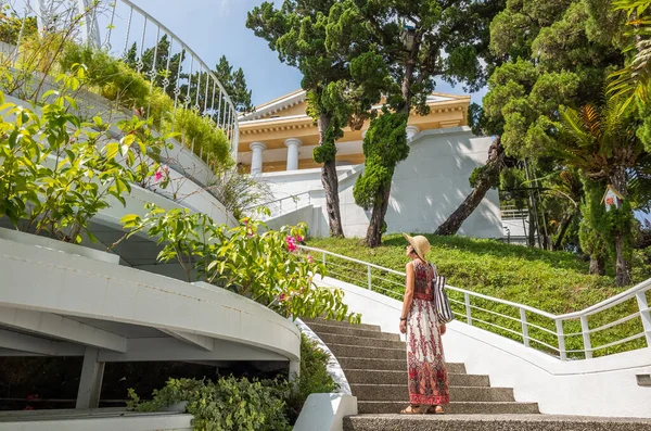 Frau geht eine Treppe hinauf — Stockfoto