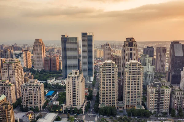 Stadsgezicht van Taichung met wolkenkrabbers — Stockfoto