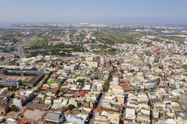 воздушный вид на городской пейзаж со старой улицы Лукана
