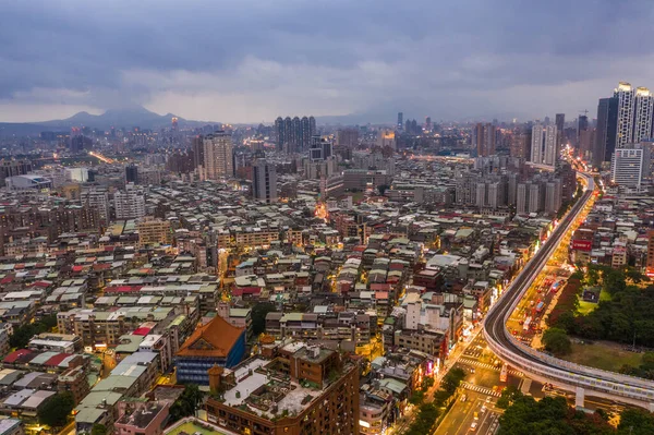 Banqiao 'daki gökdelenlerle gece sahnesi — Stok fotoğraf