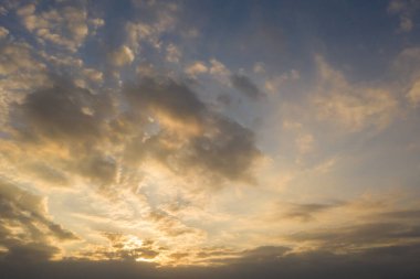 dramatik bir renkle gün batımı bulutlu gökyüzü