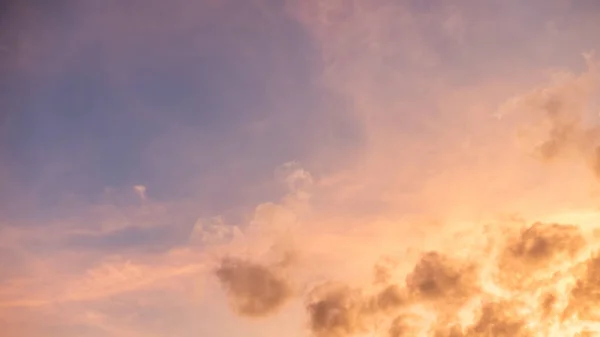 Bewölkter Hintergrund bei Sonnenuntergang — Stockfoto