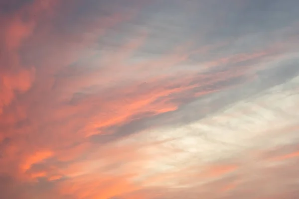 Zatažená obloha západu slunce s dramatickou barvou — Stock fotografie