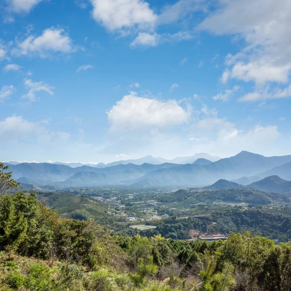 Paisaje de pequeña ciudad con montaña — Foto de Stock