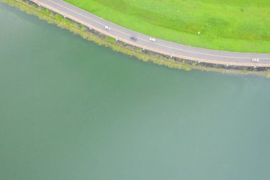 göl e yakınındaki otlak ile yol manzara