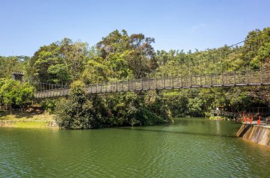 Toushe Reservoi 'de asma köprüsü olan gölet