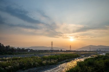 Elektronik kuleli şehir gün batımı manzarası