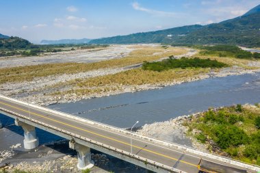 Altından miscanthus ile nehir üzerinde köprü