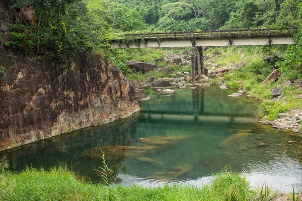 Velha ponte de pedra abandonada — Fotografia de Stock