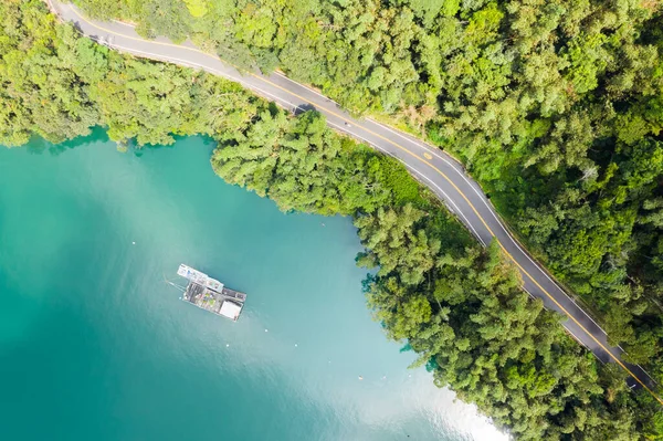 Sun Moon Gölü'nde bir tekne ile ormanda yol — Stok fotoğraf