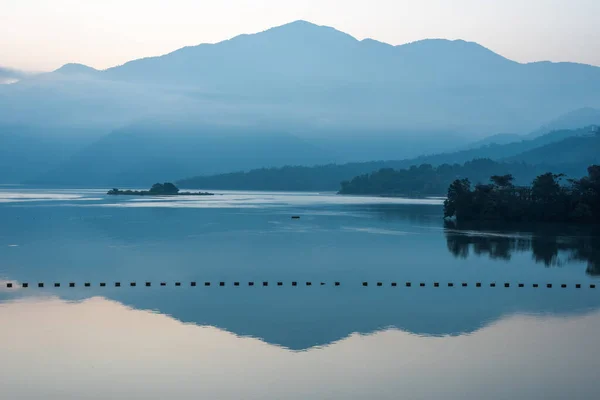 Morgenlandskapet ved Sun Moon Lake – stockfoto