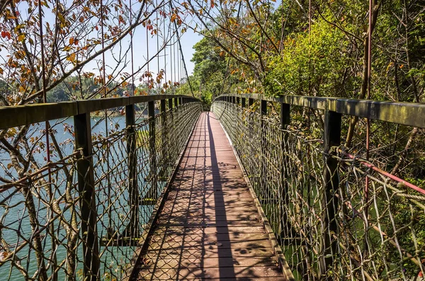 Étang avec pont suspendu à Toushe Reservoi — Photo