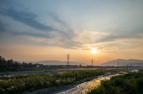 Paisaje urbano al atardecer con torre electrónica —  Fotos de Stock