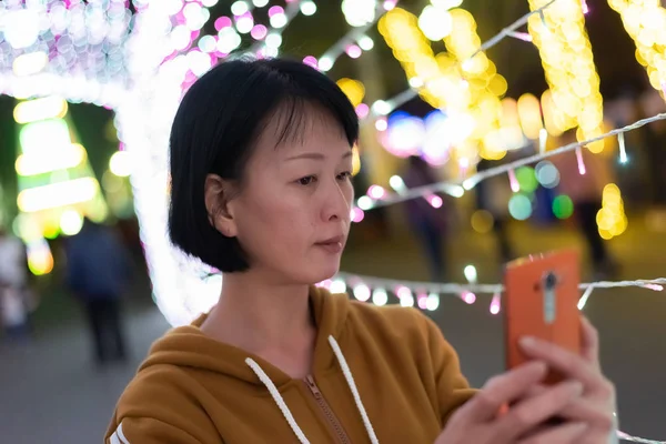 Kvinnan tar selfie på natten — Stockfoto