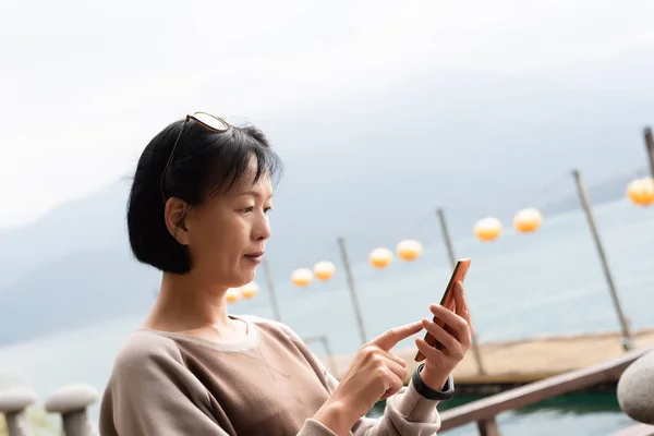 Reifen asiatische Frau mit Handy — Stockfoto