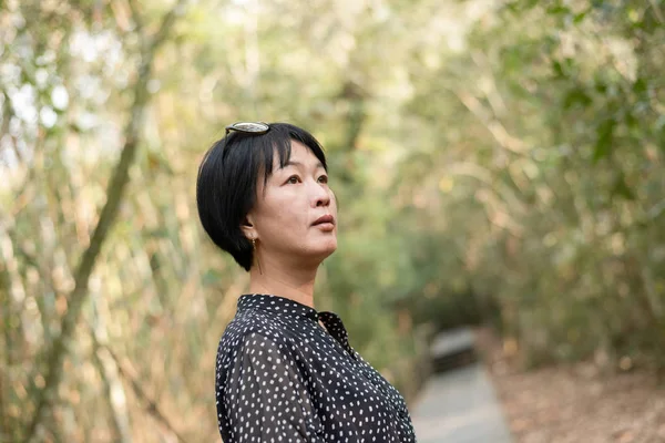Asiatisk kvinna på utomhus — Stockfoto