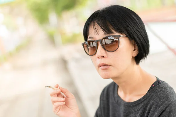 现代亚洲美容吸烟 — 图库照片