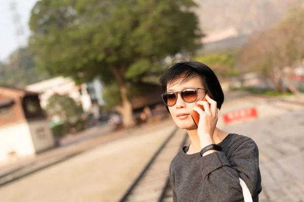 Азиатский разговор о красоте по телефону — стоковое фото