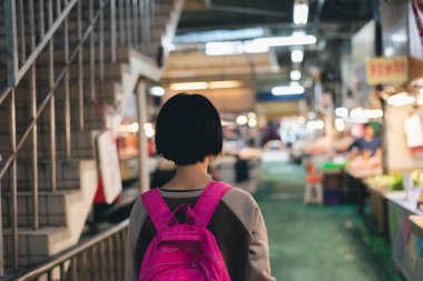 kadın geleneksel pazarda seyahat