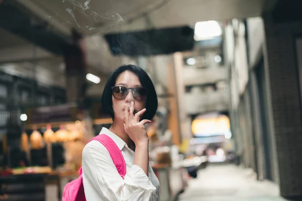 Mulher asiática viajando e fumando — Fotografia de Stock