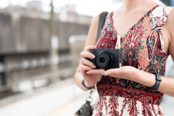デジタルカメラを使用して成熟したアジアの女性 — ストック写真