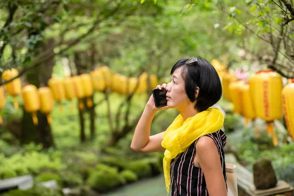 携帯電話で話す成熟したアジアの女性 — ストック写真