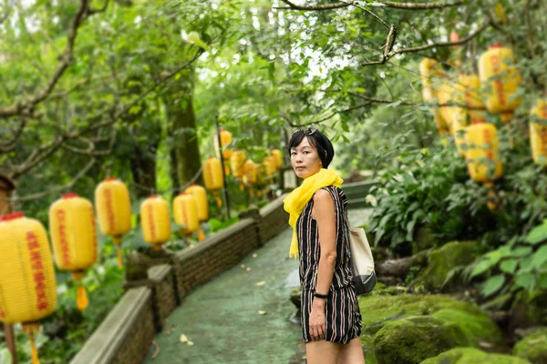 Reife asiatische Frau stehen bei die Weg — Stockfoto