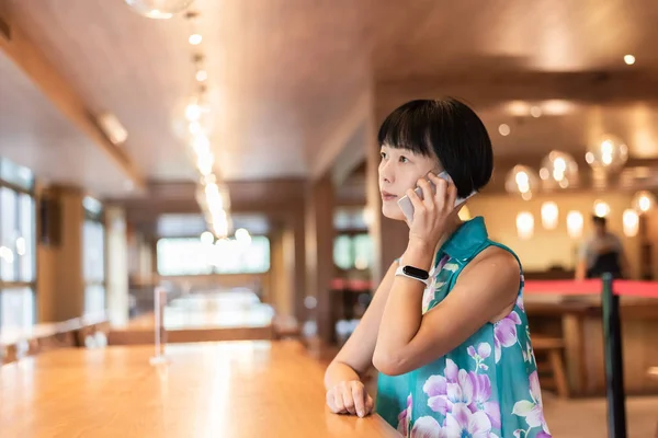 喫茶店で携帯電話で話す女性 — ストック写真