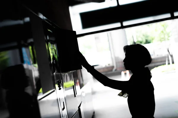 Woman open a locke — Stock Photo, Image