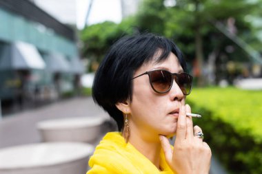 Kadın halkta sigara içiyor