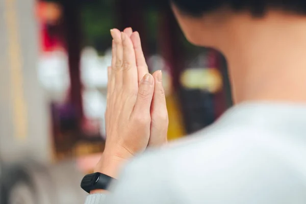 Traveling woman praying — Stock Photo, Image