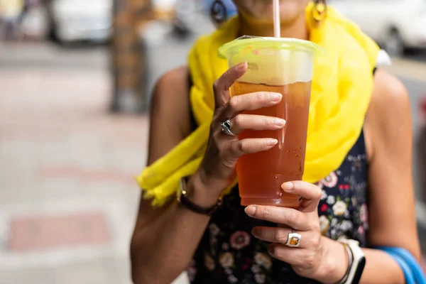 Woman have a black tea at the street — Stock Photo, Image