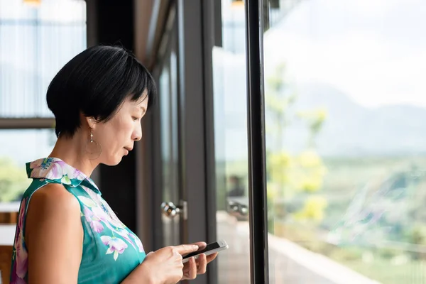 Žena pomocí smartphonu v kavárně — Stock fotografie