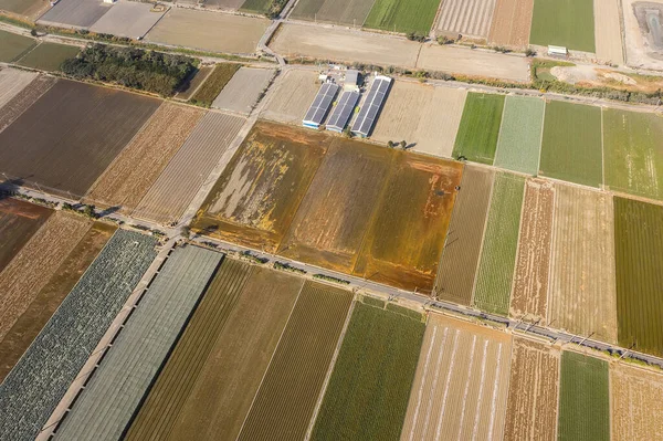 Πολύχρωμο αγρόκτημα με κτίρια παραγωγής ηλιακής ενέργειας — Φωτογραφία Αρχείου