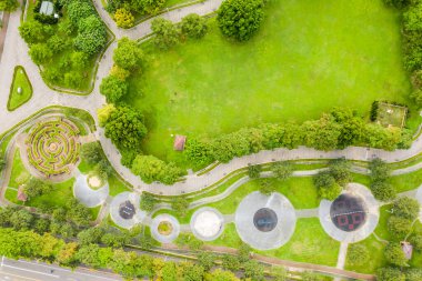 bir şehirde yeşil ve komik park