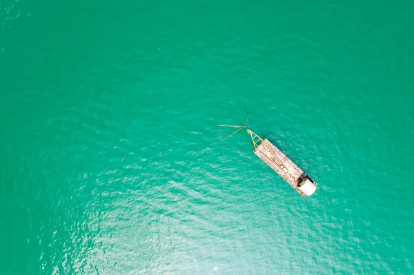 Barco de pesca en el agua en Sun Moon Lake —  Fotos de Stock