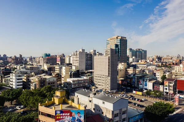 Городской пейзаж города Тайчжун с небоскребами и голубым небом — стоковое фото