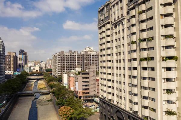 Paisaje urbano de Taichung ciudad con rascacielos y cielo azul — Foto de Stock