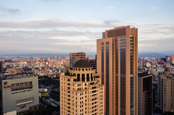 Sonnenuntergang Stadtbild der Stadt Taichung mit Wolkenkratzern — Stockfoto