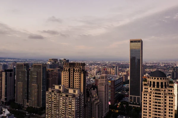 Atardecer paisaje urbano de Taichung ciudad con rascacielos —  Fotos de Stock