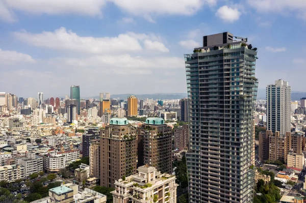 Paisagem urbana da cidade de Taichung com arranha-céus e céu azul — Fotografia de Stock