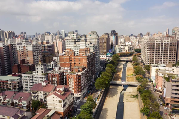 Stadtbild der Stadt Taichung mit Wolkenkratzern und blauem Himmel — Stockfoto