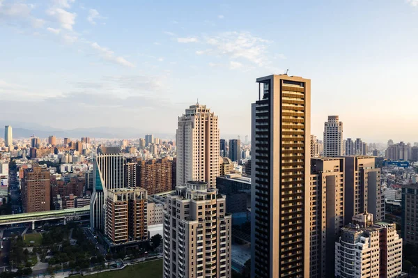 Tramonto paesaggio urbano della città di Taichung con grattacieli — Foto Stock