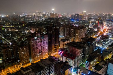 Gökdelenler ve binalarla gece sahnesi