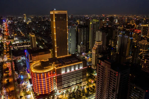 Nachtszene der Stadt Taichung mit Wolkenkratzern — Stockfoto