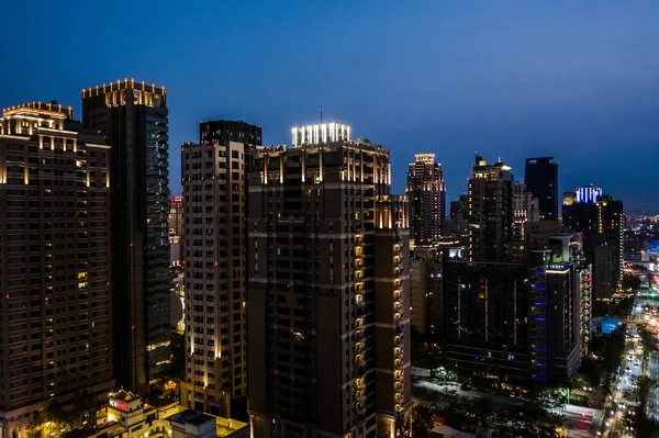 Nacht scene van Taichung stad met wolkenkrabbers — Stockfoto