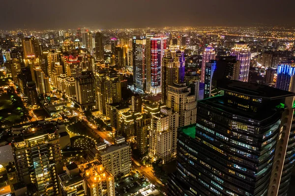 Ночная сцена города Тайчжун с небоскребами — стоковое фото