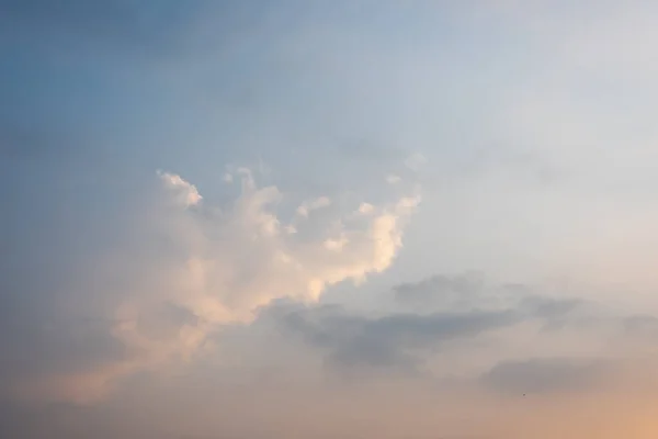 Bewölkter Hintergrund bei Sonnenuntergang — Stockfoto