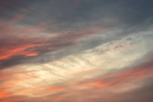 Ciel nuageux coucher de soleil avec une couleur dramatique — Photo